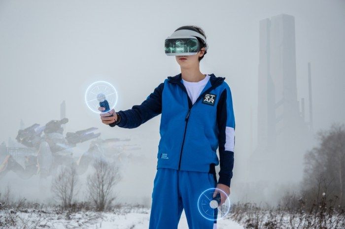 Chef sharpens knife with steel | Freestock videos